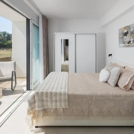 Ferienhaus In Vrvari With Wifi Poreč